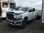 ✅ 2022 Ram 3500 Tradesman • VIN: 3C7WRTCL4NG320533 • Lot: 90480635. Wystawiony na Copart z przebiegiem 25 829 mil. Bezpłatny archiwum sprzedaży aukcyjnych z USA i szczegółowy raport historii pojazdu na DreamBid. Zdjęcie 1.