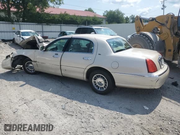 ✅ 2001 Lincoln Town Car Cartier • VIN: 1LNHM83W61Y666168 • Lot: 68820315. Wystawiony na Copart z przebiegiem Nie podano. Bezpłatny archiwum sprzedaży aukcyjnych z USA i szczegółowy raport historii pojazdu na DreamBid. Zdjęcie 2.