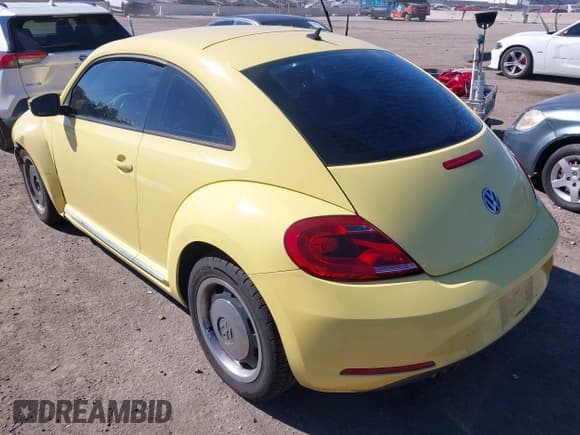✅ 2013 Volkswagen Beetle 2.5L • VIN: 3VWJP7AT8DM617745 • Lot: 43493323. Wystawiony na IAAI z przebiegiem 118 418 mil. Bezpłatny archiwum sprzedaży aukcyjnych z USA i szczegółowy raport historii pojazdu na DreamBid. Zdjęcie 3.