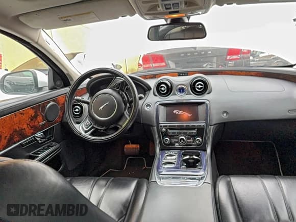 ✅ 2013 Jaguar XJ • VIN: SAJWJ1CD7D8V49599 • Lot: 96119395. Wystawiony na Copart z przebiegiem 133 163 mil. Bezpłatny archiwum sprzedaży aukcyjnych z USA i szczegółowy raport historii pojazdu na DreamBid. Zdjęcie 9.