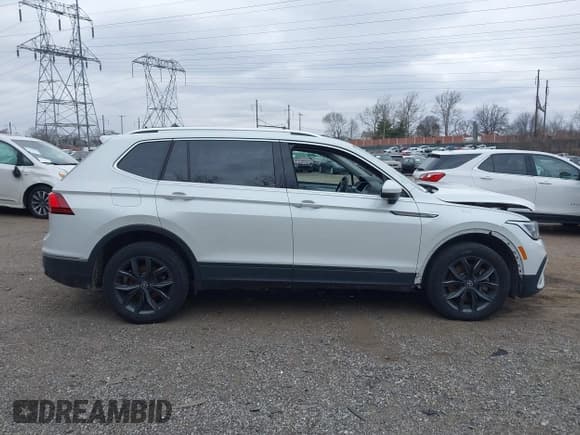 ✅ 2023 Volkswagen Tiguan SE • VIN: 3VV2B7AX8PM062519 • Lot: 41541819. Wystawiony na IAAI z przebiegiem 93 873 mil. Bezpłatny archiwum sprzedaży aukcyjnych z USA i szczegółowy raport historii pojazdu na DreamBid. Zdjęcie 13.