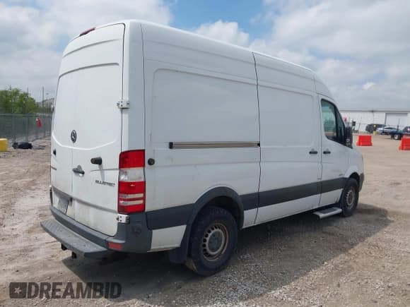 ✅ 2014 Mercedes-Benz Sprinter Cargo • VIN: WD3PE7DC5E5826652 • Лот: 41674834. Опубликован ранее на IAAI с пробегом 213 675 миль. Бесплатный доступ к архиву аукционных продаж из США и подробный отчёт об истории автомобиля на DreamBid. Изображение 4.