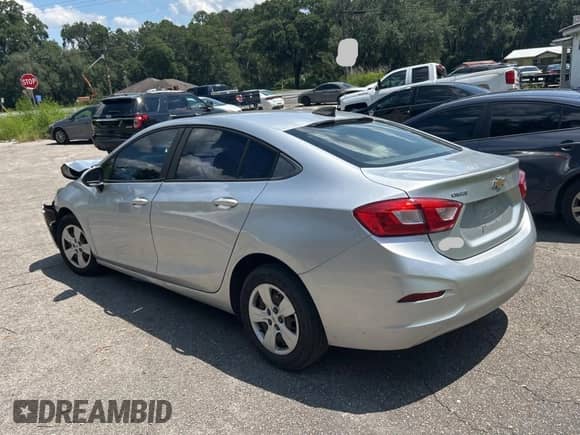 2018 Chevrolet Cruze LS z VIN 1G1BC5SM9J7176866, wystawiony jako Copart lot #70961115 z przebiegiem 85 737 mil mil oraz Czysty tytuł • Clean title. Historia ofert i sprzedaży dostępna na DreamBid. Obrazek 3.