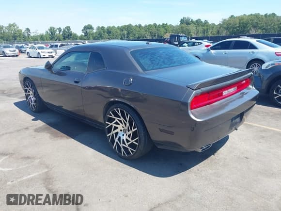 ✅ 2013 Dodge Challenger R/T Classic • VIN: 2C3CDYBT1DH670959 • Lot: 43122426. Wystawiony na IAAI z przebiegiem 132 507 mil. Bezpłatny archiwum sprzedaży aukcyjnych z USA i szczegółowy raport historii pojazdu na DreamBid. Zdjęcie 3.