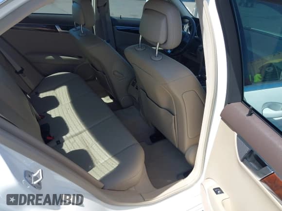 ✅ 2014 Mercedes-Benz C 250 Sport • VIN: WDDGF4HB9EG255163 • Lot: 42715029. Listed on IAAI with 65,405 mi. Free auction sales archive from the USA and detailed vehicle history report at DreamBid. Image 8.