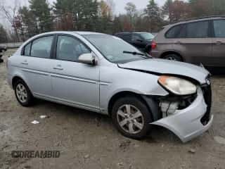 2009 Hyundai Accent Auto GLS z VIN KMHCN46C89U346936, wystawiony jako Copart lot #77882294 z przebiegiem 118 058 mil mil oraz Czysty tytuł • Clean title. Historia ofert i sprzedaży dostępna na DreamBid. Obrazek 4.