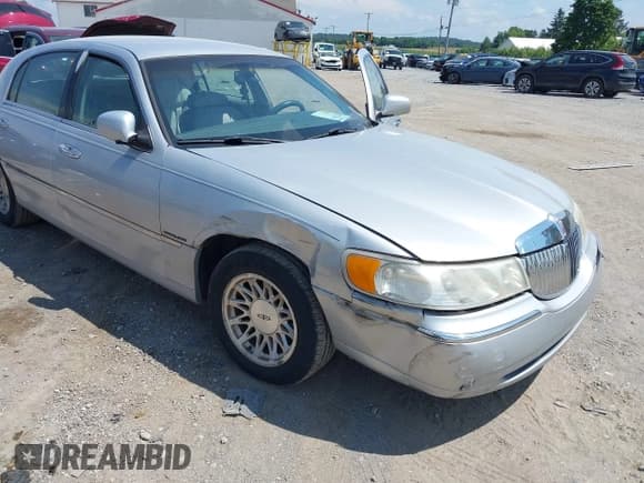 ✅ 1998 Lincoln Town Car Signature • VIN: 1LNFM82W1WY674095 • Lot: 42673161. Listed on IAAI with 150,245 mi. Free auction sales archive from the USA and detailed vehicle history report at DreamBid. Image 6.