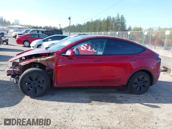 ✅ 2024 Tesla Model Y Long Range • VIN: 7SAYGDEE9RF199805 • Lot: 42018221. Wystawiony na IAAI z przebiegiem 7 359 mil. Bezpłatny archiwum sprzedaży aukcyjnych z USA i szczegółowy raport historii pojazdu na DreamBid. Zdjęcie 15.