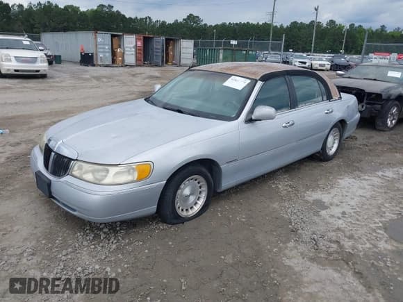 ✅ 1998 Lincoln Town Car Signature • VIN: 1LNFM82WXWY659028 • Lot: 42265774. Listed on IAAI with 164,400 mi. Free auction sales archive from the USA and detailed vehicle history report at DreamBid. Image 2.