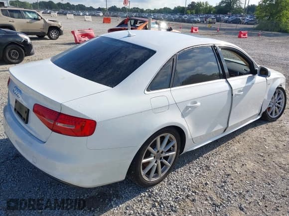 ✅ 2016 Audi A4 Premium • VIN: WAUBFAFL0GN009676 • Lot: 43052829. Listed on IAAI with 107,841 mi. Free auction sales archive from the USA and detailed vehicle history report at DreamBid. Image 4.