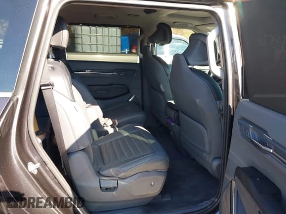 ✅ 2024 Kia EV9 Land • VIN: KNDADFS58R6039868 • Lot: 43524619. Wystawiony na IAAI z przebiegiem 6 696 mil. Bezpłatny archiwum sprzedaży aukcyjnych z USA i szczegółowy raport historii pojazdu na DreamBid. Zdjęcie 8.