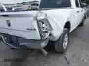 2023 Ram 1500 SLT z VIN 1C6RR7TT1PS565228, wystawiony jako IAAI lot #42532040 z przebiegiem 60 726 mil mil oraz . Historia ofert i sprzedaży dostępna na DreamBid. Obrazek 6.