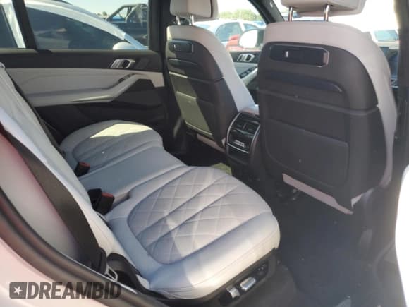 ✅ 2023 BMW X7 M60i • VIN: 5UX33EM07P9P54139 • Лот: 74120224. Опубликован ранее на Copart с пробегом Не указан. Бесплатный доступ к архиву аукционных продаж из США и подробный отчёт об истории автомобиля на DreamBid. Изображение 11.