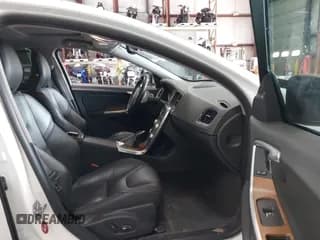 ✅ 2016 Volvo S60 T5 Platinum • VIN: LYV612TM3GB091585 • Lot: 42846615. Wystawiony na IAAI z przebiegiem 104 560 mil. Bezpłatny archiwum sprzedaży aukcyjnych z USA i szczegółowy raport historii pojazdu na DreamBid. Zdjęcie 5.