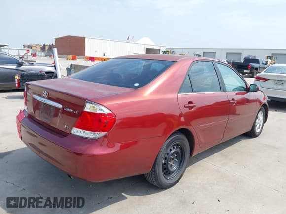 ✅ 2005 Toyota Camry LE • VIN: 4T1BF32K45U087257 • Lot: 42272265. Wystawiony na IAAI z przebiegiem 228 295 mil. Bezpłatny archiwum sprzedaży aukcyjnych z USA i szczegółowy raport historii pojazdu na DreamBid. Zdjęcie 4.