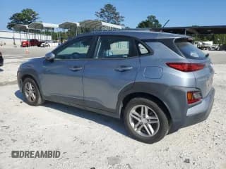 ✅ 2019 Hyundai Kona SE • VIN: KM8K12AA5KU208956 • Лот: 68233824. Опубликован ранее на Copart с пробегом 102 364 миль. Бесплатный доступ к архиву аукционных продаж из США и подробный отчёт об истории автомобиля на DreamBid. Изображение 2.