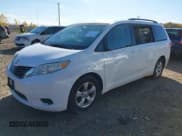 ✅ 2013 Toyota Sienna LE AAS • VIN: 5TDKK3DC0DS352877 • Лот: 43483758. Опубликован ранее на IAAI с пробегом 225 296 миль. Бесплатный доступ к архиву аукционных продаж из США и подробный отчёт об истории автомобиля на DreamBid. Изображение 2.