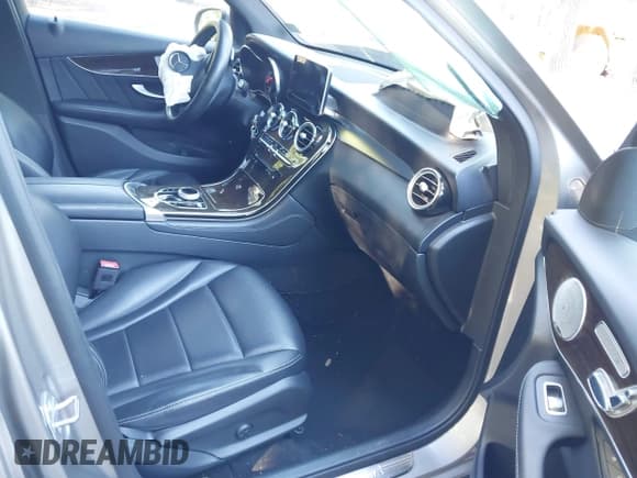 ✅ 2019 Mercedes-Benz GLC 300 • VIN: WDC0G4KB5KV147271 • Lot: 43420500. Listed on IAAI with 61,253 mi. Free auction sales archive from the USA and detailed vehicle history report at DreamBid. Image 5.