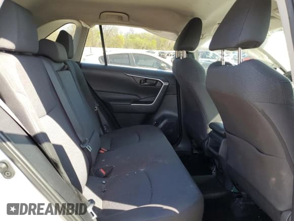 ✅ 2021 Toyota RAV4 LE • VIN: 2T3F1RFV0MW232498 • Лот: 52153165. Опубликован ранее на Copart с пробегом Не указан. Бесплатный доступ к архиву аукционных продаж из США и подробный отчёт об истории автомобиля на DreamBid. Изображение 12.