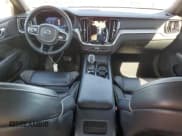 ✅ 2024 Volvo S60 Plus Black Edition • VIN: 7JRL12THXRG315546 • Lot: 89521295. Wystawiony na Copart z przebiegiem 28 561 mil. Bezpłatny archiwum sprzedaży aukcyjnych z USA i szczegółowy raport historii pojazdu na DreamBid. Zdjęcie 8.