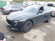 ✅ 2018 Maserati Levante GranSport • VIN: ZN661XUS3JX302174 • Lot: 43435960. Wystawiony na IAAI z przebiegiem 68 643 mil. Bezpłatny archiwum sprzedaży aukcyjnych z USA i szczegółowy raport historii pojazdu na DreamBid. Zdjęcie 19.