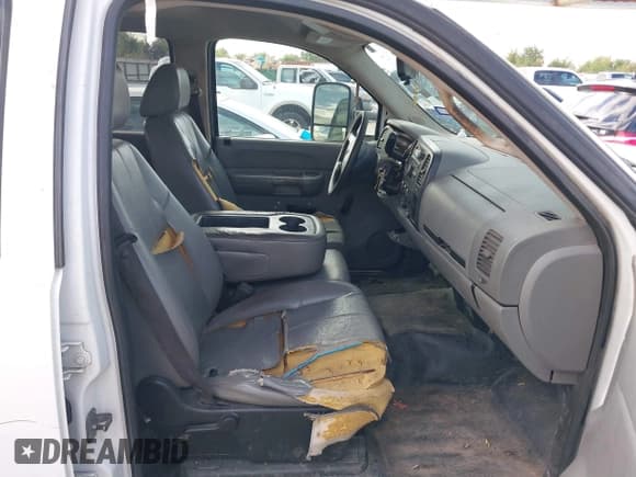 ✅ 2009 Chevrolet Silverado 2500HD Work Truck • VIN: 1GCHC43K79F113467 • Лот: 43400959. Опубликован ранее на IAAI с пробегом 337 659 миль. Бесплатный доступ к архиву аукционных продаж из США и подробный отчёт об истории автомобиля на DreamBid. Изображение 5.