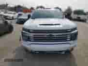 2021 Chevrolet Silverado 3500HD High Country z VIN 1GC4YVEY0MF246295, wystawiony jako Copart lot #70669874 z przebiegiem 134 097 mil mil oraz Szkoda całkowita • Salvage title. Historia ofert i sprzedaży dostępna na DreamBid. Obrazek 5.