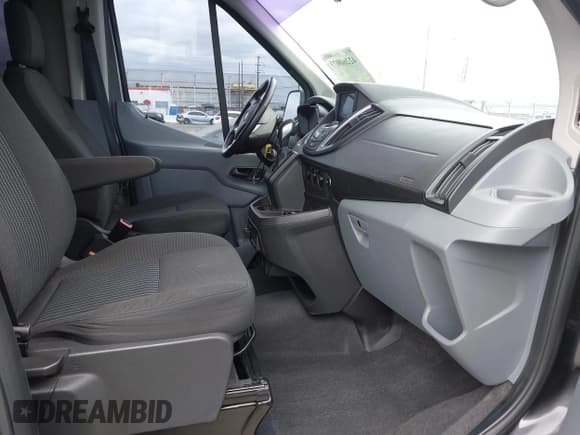 ✅ 2018 Ford Transit XL • VIN: 1FBZX2CG0JKA09945 • Lot: 42260073. Wystawiony na IAAI z przebiegiem 60 838 mil. Bezpłatny archiwum sprzedaży aukcyjnych z USA i szczegółowy raport historii pojazdu na DreamBid. Zdjęcie 5.