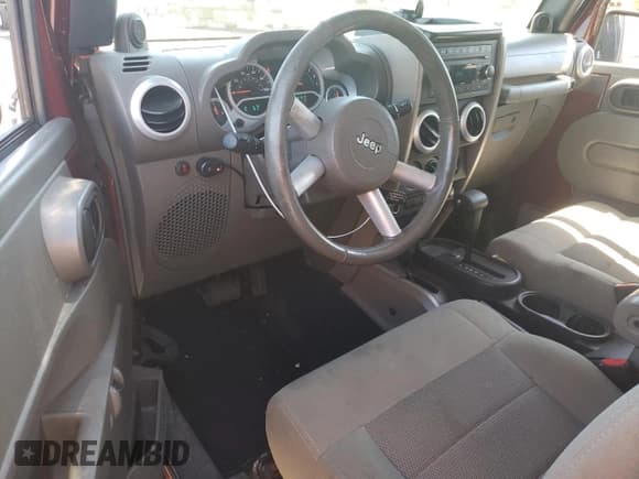 ✅ 2008 Jeep Wrangler Sahara • VIN: 1J4FA54198L505014 • Lot: 55328045. Wystawiony na Copart z przebiegiem 128 049 mil. Bezpłatny archiwum sprzedaży aukcyjnych z USA i szczegółowy raport historii pojazdu na DreamBid. Zdjęcie 8.