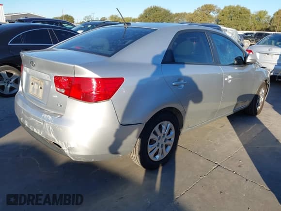 ✅ 2013 Kia Forte EX • VIN: KNAFU4A28D5654028 • Lot: 43577024. Wystawiony na IAAI z przebiegiem 223 714 mil. Bezpłatny archiwum sprzedaży aukcyjnych z USA i szczegółowy raport historii pojazdu na DreamBid. Zdjęcie 4.