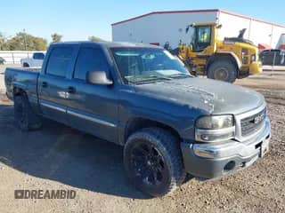 2006 GMC Sierra 1500 SL with VIN 2GTEC13V561241074, listed as a IAAI auction lot 43550364 with 206,725 mi miles and . Bid and sale history available at DreamBid. Image 1.