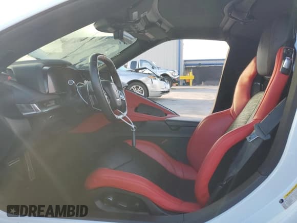 ✅ 2022 Chevrolet Corvette 2LT • VIN: 1G1YB2D47N5101352 • Lot: 86526105. Wystawiony na Copart z przebiegiem 28 442 mil. Bezpłatny archiwum sprzedaży aukcyjnych z USA i szczegółowy raport historii pojazdu na DreamBid. Zdjęcie 7.