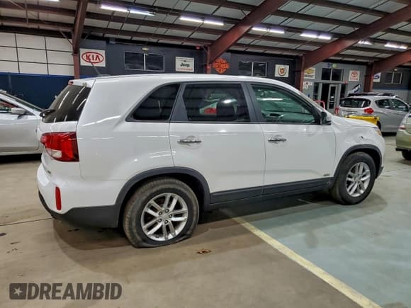 ✅ 2014 Kia Sorento LX • VIN: 5XYKTCA63EG470612 • Lot: 94773495. Listed on Copart with 88,023 mi. Free auction sales archive from the USA and detailed vehicle history report at DreamBid. Image 3.