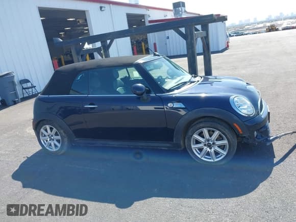 ✅ 2014 MINI Convertible S • VIN: WMWZP3C53ET706796 • Lot: 42363811. Wystawiony na IAAI z przebiegiem 93 581 mil. Bezpłatny archiwum sprzedaży aukcyjnych z USA i szczegółowy raport historii pojazdu na DreamBid. Zdjęcie 13.