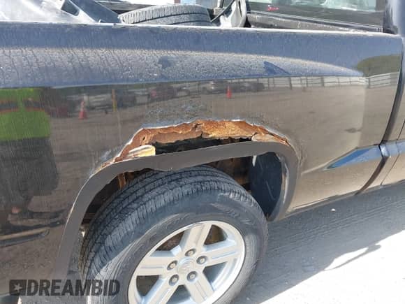 2008 Dodge Dakota z VIN 1D7HW32K88S592237, wystawiony jako IAAI lot #42279584 z przebiegiem 110 610 mil mil oraz . Historia ofert i sprzedaży dostępna na DreamBid. Obrazek 16.