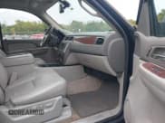 ✅ 2007 Chevrolet Suburban LTZ • VIN: 1GNFK16347J185242 • Лот: 43445413. Опубликован ранее на IAAI с пробегом 274 428 миль. Бесплатный доступ к архиву аукционных продаж из США и подробный отчёт об истории автомобиля на DreamBid. Изображение 5.