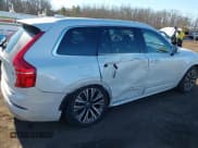 ✅ 2022 Volvo XC90 Momentum • VIN: YV4102PK2N1863761 • Lot: 41430040. Wystawiony na IAAI z przebiegiem 29 141 mil. Bezpłatny archiwum sprzedaży aukcyjnych z USA i szczegółowy raport historii pojazdu na DreamBid. Zdjęcie 17.