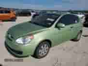 2010 Hyundai Accent GS z VIN KMHCM3AC7AU162841, wystawiony jako Copart lot #82645754 z przebiegiem 102 736 mil mil oraz Czysty tytuł • Clean title. Historia ofert i sprzedaży dostępna na DreamBid. Obrazek 1.