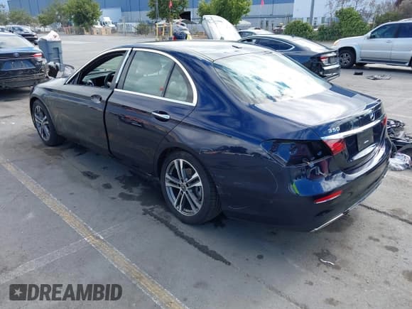 ✅ 2023 Mercedes-Benz E 350 • VIN: W1KZF8DB3PB111890 • Лот: 43205072. Опубликован ранее на IAAI с пробегом 28 215 миль. Бесплатный доступ к архиву аукционных продаж из США и подробный отчёт об истории автомобиля на DreamBid. Изображение 3.