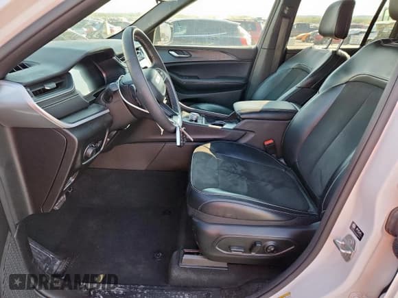 ✅ 2024 Jeep Grand Cherokee Laredo X • VIN: 1C4RJGAG1RC124752 • Lot: 85354395. Wystawiony na Copart z przebiegiem 33 435 mil. Bezpłatny archiwum sprzedaży aukcyjnych z USA i szczegółowy raport historii pojazdu na DreamBid. Zdjęcie 7.