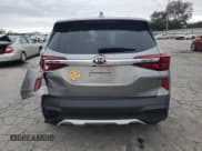 ✅ 2021 Kia Seltos LX • VIN: KNDEPCAA7M7124127 • Lot: 85597545. Wystawiony na Copart z przebiegiem 87 740 mil. Bezpłatny archiwum sprzedaży aukcyjnych z USA i szczegółowy raport historii pojazdu na DreamBid. Zdjęcie 6.