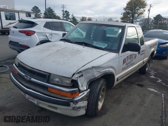 ✅ 2000 Chevrolet S-10 LS • VIN: 1GCCS1955YK271177 • Лот: 40955750. Опубликован ранее на IAAI с пробегом 298 412 миль. Бесплатный доступ к архиву аукционных продаж из США и подробный отчёт об истории автомобиля на DreamBid. Изображение 2.