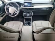 ✅ 2020 Lincoln Corsair Standard • VIN: 5LMCJ1D91LUL13864 • Lot: 65796833. Wystawiony na Copart z przebiegiem 14 017 mil. Bezpłatny archiwum sprzedaży aukcyjnych z USA i szczegółowy raport historii pojazdu na DreamBid. Zdjęcie 8.