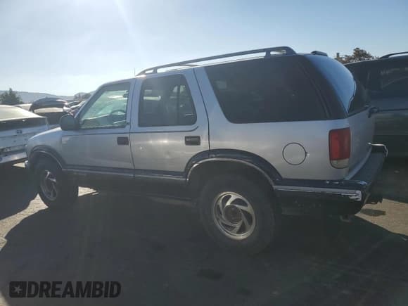 ✅ 1996 Chevrolet Blazer • VIN: 1GNDT13W6T2131335 • Lot: 80264865. Wystawiony na Copart z przebiegiem 245 668 mil. Bezpłatny archiwum sprzedaży aukcyjnych z USA i szczegółowy raport historii pojazdu na DreamBid. Zdjęcie 2.