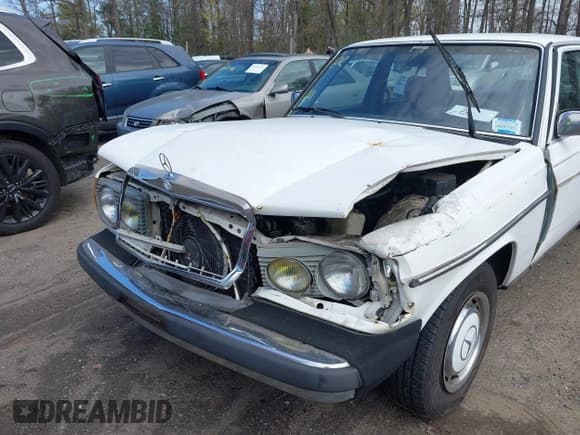 ✅ 1983 Mercedes-Benz 240 • VIN: WDBAB23A6DB379187 • Lot: 42003675. Wystawiony na IAAI z przebiegiem 61 941 mil. Bezpłatny archiwum sprzedaży aukcyjnych z USA i szczegółowy raport historii pojazdu na DreamBid. Zdjęcie 6.