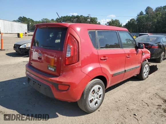 ✅ 2013 Kia Soul • VIN: KNDJT2A56D7493651 • Лот: 81605405. Опубликован ранее на Copart с пробегом 193 198 миль. Бесплатный доступ к архиву аукционных продаж из США и подробный отчёт об истории автомобиля на DreamBid. Изображение 3.