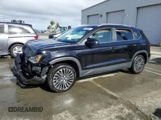 ✅ 2025 Volkswagen Taos SE • VIN: 3VVSC7B22SM008559 • Лот: 91711185. Опубликован ранее на Copart с пробегом 15 954 миль. Бесплатный доступ к архиву аукционных продаж из США и подробный отчёт об истории автомобиля на DreamBid. Изображение 1.