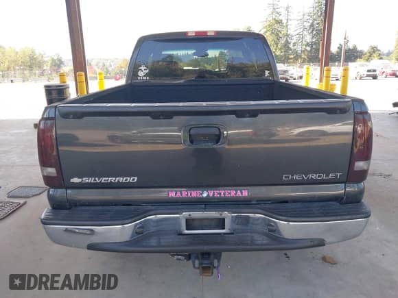 ✅ 2005 Chevrolet Silverado 1500 LS • VIN: 2GCEC19T851358412 • Lot: 43306552. Wystawiony na IAAI z przebiegiem 288 244 mil mil. Skorzystaj z bezpłatnego archiwum sprzedaży aukcyjnych z USA i zobacz szczegółowy raport historii pojazdu na DreamBid. Zdjęcie 16.