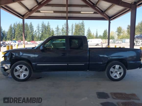 ✅ 2005 Chevrolet Silverado 1500 LS • VIN: 2GCEC19T851358412 • Lot: 43306552. Wystawiony na IAAI z przebiegiem 288 244 mil mil. Skorzystaj z bezpłatnego archiwum sprzedaży aukcyjnych z USA i zobacz szczegółowy raport historii pojazdu na DreamBid. Zdjęcie 14.
