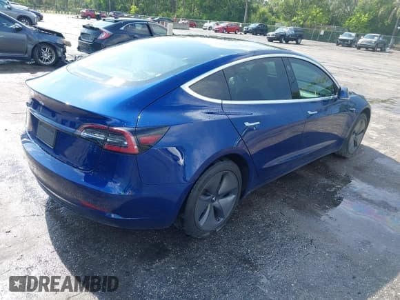 ✅ 2020 Tesla Model 3 Standard Range Plus • VIN: 5YJ3E1EA4LF591056 • Lot: 42347861. Wystawiony na IAAI z przebiegiem 64 200 mil. Bezpłatny archiwum sprzedaży aukcyjnych z USA i szczegółowy raport historii pojazdu na DreamBid. Zdjęcie 4.